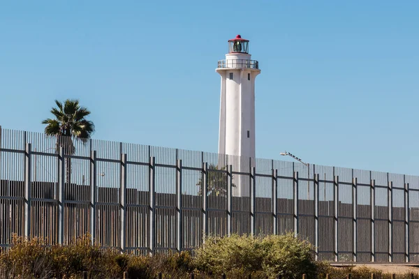 Hraniční plot oddělující San Diego a Tijuana s majákem — Stock fotografie