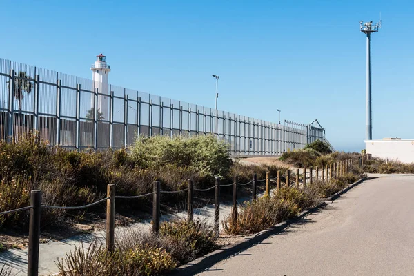 Recinzione di confine con faro e torre di sicurezza — Foto Stock