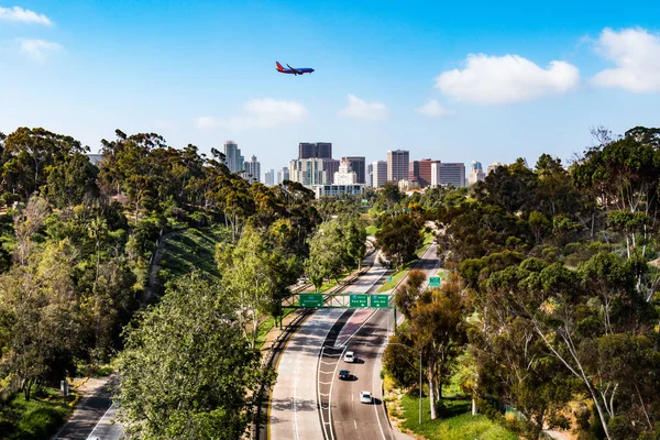 Airplane Flying Over State Route 163 in San Diego — Stock Photo, Image