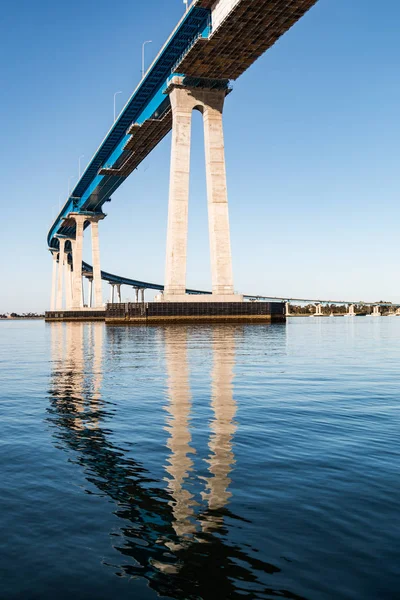 San Diego-Coronado Körfez Köprüsü yansıması ile — Stok fotoğraf