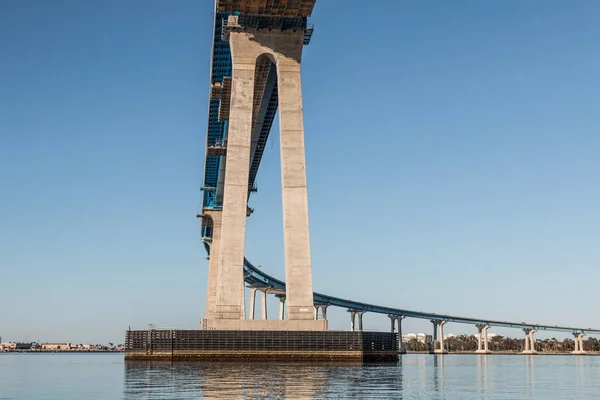 Ригелі під Coronado затоки міст, побудований в 1969 — стокове фото