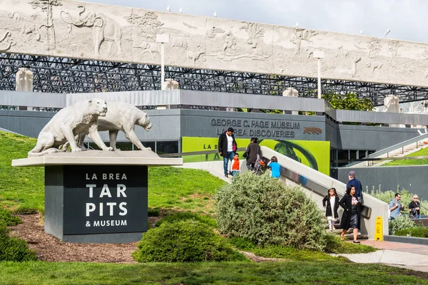 Saber Tooth tigrar nära ingången till La Brea Tar Pits — Stockfoto