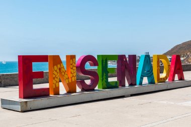 Dev renkli Ensenada hoş geldiniz işareti 