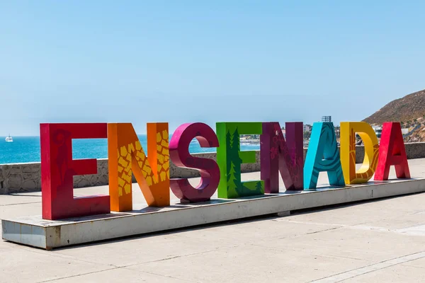 Γιγάντια πολύχρωμα Ensenada ευπρόσδεκτο σημάδι — Φωτογραφία Αρχείου