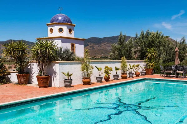 Havuz ve Adobe Guadalupe, kubbeli bina