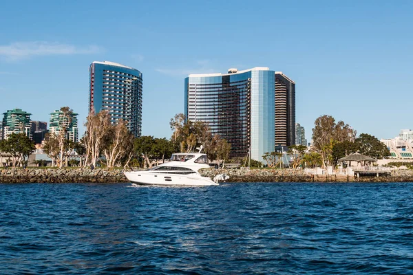 Yacht passerar Embarcadero och Waterfront hotell — Stockfoto