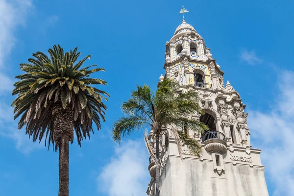 Palmeras en la Base de la Torre de California en Balboa Park — Foto de Stock