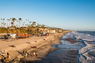 İnsanlar boş zaman aktiviteleri Beach Oceanside deki tadını çıkarın.
