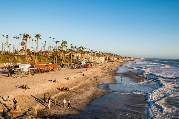 Людям подобається дозвілля на пляжі в Oceanside — стокове фото