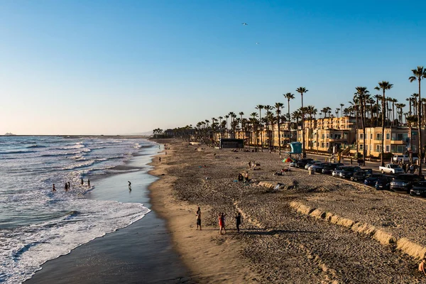 Люди на Oceanside пляжі в Сан-Дієго Каунті — стокове фото