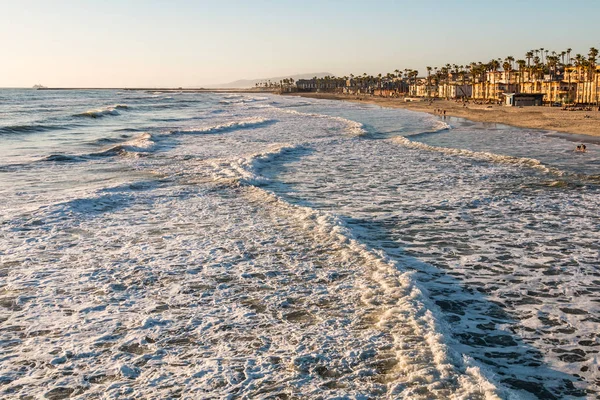 Κύματα κατευθυνθείτε προς την παραλία σε Oceanside, Καλιφόρνια — Φωτογραφία Αρχείου