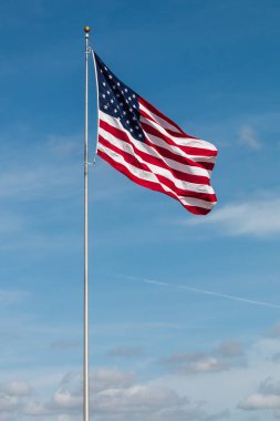 Amerikan bayrağı mavi gökyüzü ve Parçalı Bulutlu