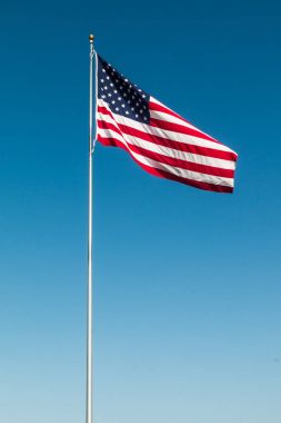 Mavi gökyüzü arka plan ile Amerikan bayrağı