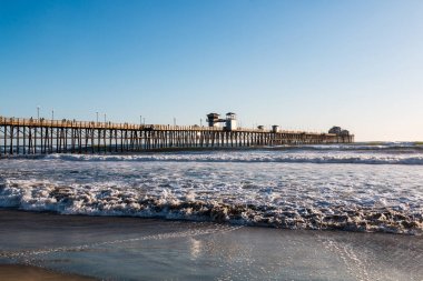 Beach Oceanside balıkçılık iskele ile Crash dalgalar