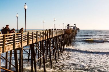 Oceanside balıkçı iskelesinden manzarayı turist