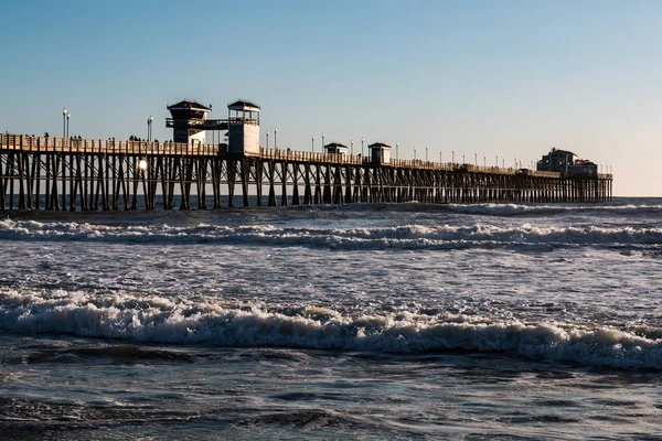 Oceanside Batı kıyısında en uzun ahşap aşırı su İskelesi