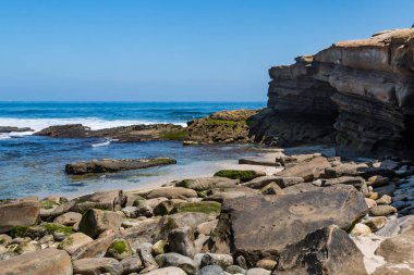 Kumtaşı kayalıklarla ve dağınık kayalar, La Jolla, Kaliforniya
