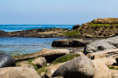 Kayalar ve kumtaşı kayalıklarla, La Jolla, Kaliforniya