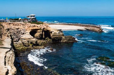 La Jolla çocuk havuzu ile erozyona uğramış kayalıklarla