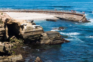 Erozyona uğramış kumtaşı kayalıklardan yakınındaki La Jolla çocuk havuzu