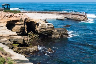 Ziyaretçi gözlem noktada La Jolla çocuk havuzu