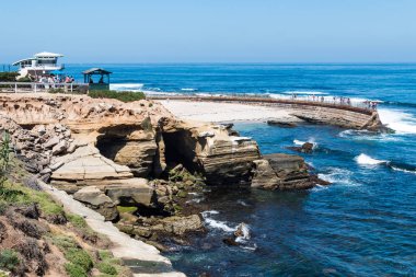 Cankurtaran Kulesi ve gözlem noktası ile La Jolla çocuk havuzu