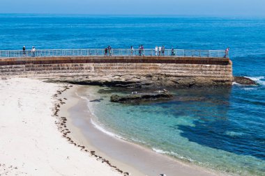 Deniz kenarındaki sete La Jolla çocuk havuzu bakan insanlar