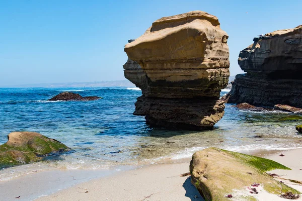 Formações rochosas e erosão de Cliffside em La Jolla, Califórnia — Fotografia de Stock