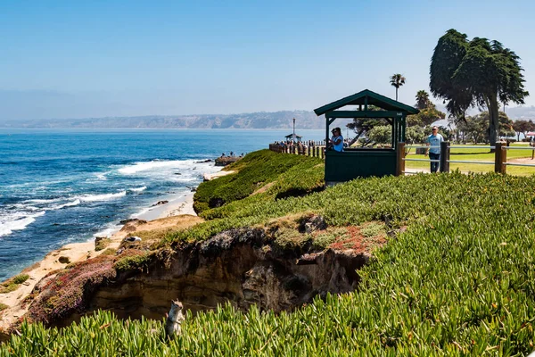 Personas disfrutando de la vista desde el punto de observación en La Jolla — Foto de Stock