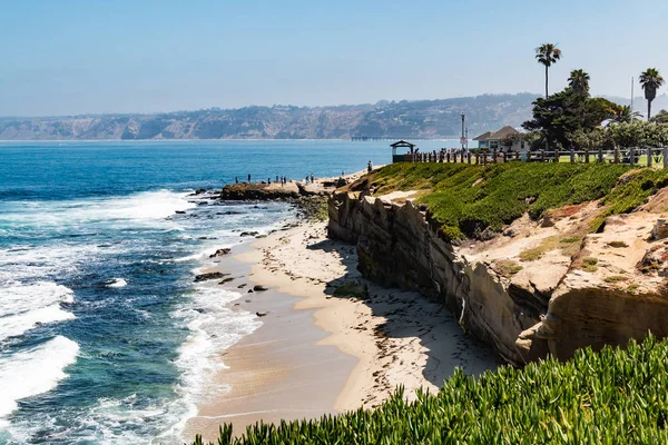La Jolla Cove Cliff gözlem noktası kişi ile
