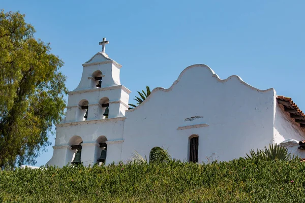 Εκκλησία πρόσοψη και το καμπαναριό αποστολή Σαν Ντιέγκο — Φωτογραφία Αρχείου