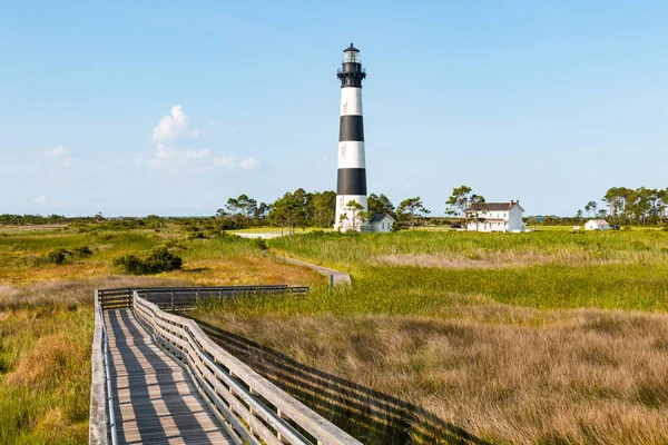 Rampa de madera sobre el pantano que conduce al faro de Bodie Island — Foto de Stock