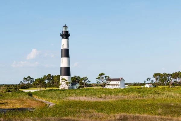 Ruta del paseo marítimo de madera a través de Marshland hasta el faro de Bodie Island — Foto de Stock