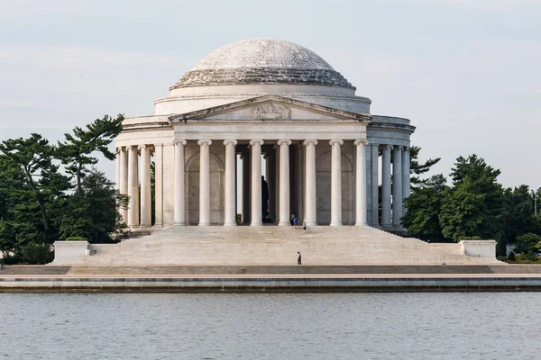 Människor besöker den Jefferson Memorial i Washington, Dc — Stockfoto