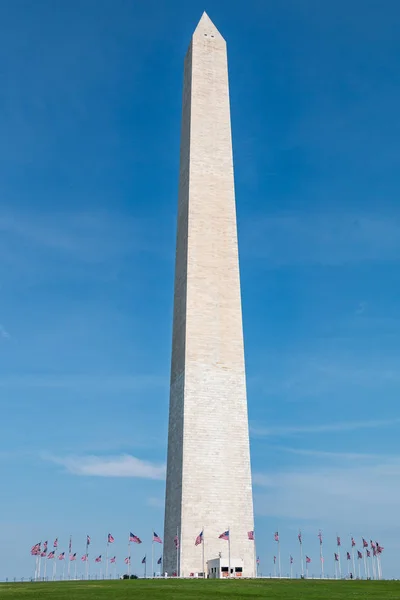 Washington Monument omgiven av 50 amerikanska flaggor — Stockfoto