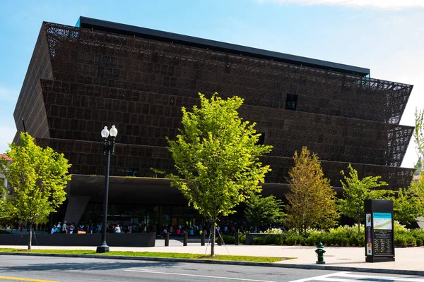 Personer fodrad upp utanför National Museum of African American historia — Stockfoto