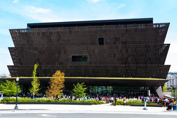 Folkmassorna fodrad upp utanför National Museum of African American historia — Stockfoto