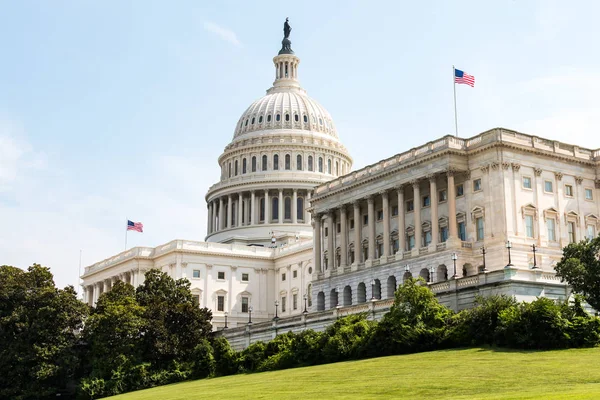 Vista lateral del edificio del Capitolio de los Estados Unidos en Washington, DC — Foto de Stock