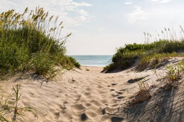 Coquina Beach, Nags Head, Kuzey Carolina için Sandy yol