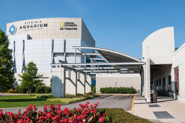 Blommor framför Virginia Aquarium och Marine Science Center — Stockfoto