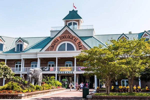 İnsanlar Virginia zooloji Parkı girin