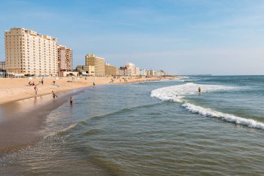İnsanlar Virginia Beach Oceanfront tadını çıkarın.