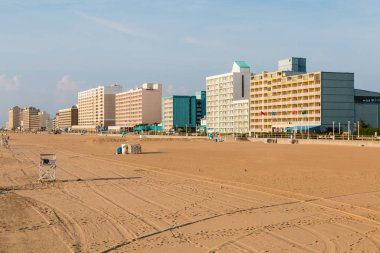 Virginia Beach Oceanfront şafakta kumsalda boş
