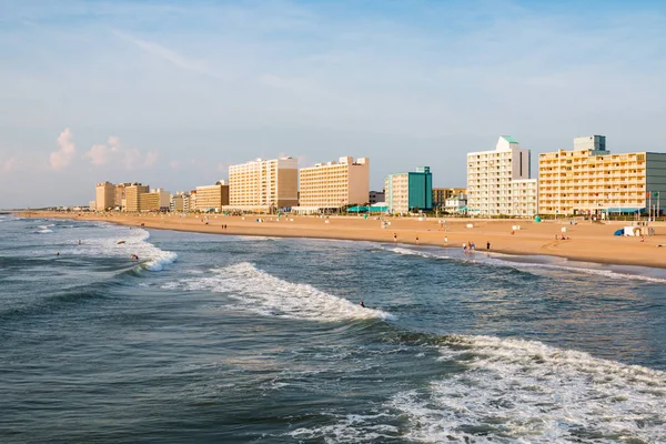 Virginia Beach Boardwalk tarihinde aktivitelerini insanlar