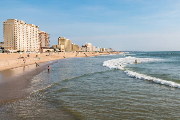 İnsanlar Virginia Beach Oceanfront tadını çıkarın.