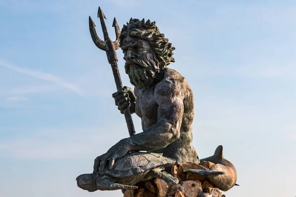 Estatua de Neptuno Rey de Bronce en Virginia Beach Boardwalk — Foto de Stock