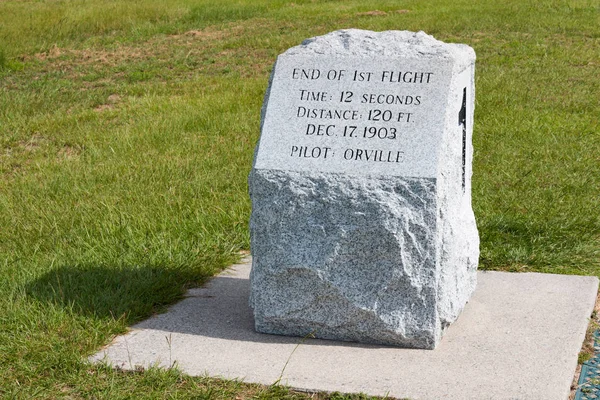 Stone Marker voor eerste landingsplaats van de gebroeders Wright — Stockfoto