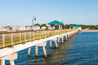 Buckroe plaj bakan sahilinde Balık tutma Pier