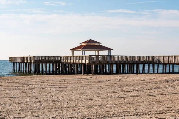 Quai public en bois sur la plage de Buckroe à Hampton, VA — Photo