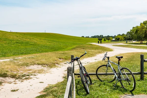 İnsanlar iz zammı motosikletlerin Mount Trashmore Park yakınındaki